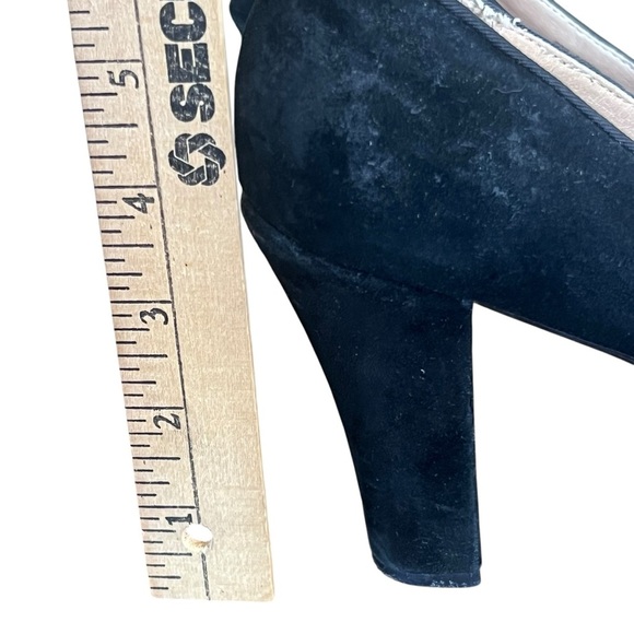 Adrienne Vittadini | The Prestin Pump in Black Suede Size 8 - Picture 5 of 7
